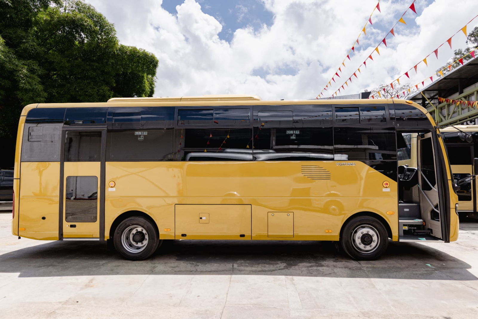 Yutong ZK6860DG vista lateral completa