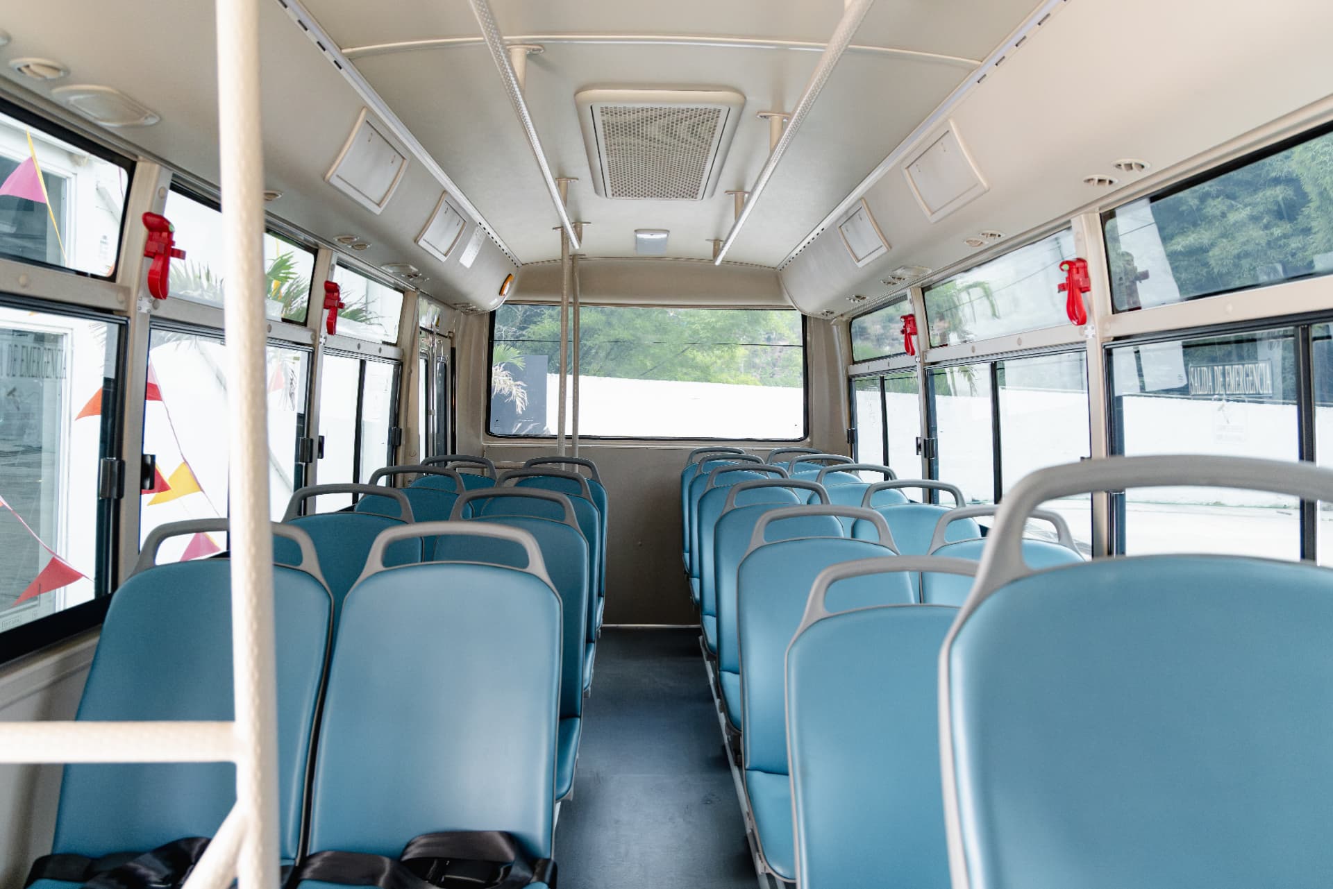 Yutong ZK6729D2 — Salón de pasajeros del Yutong ZK6729D2 para 24 puestos