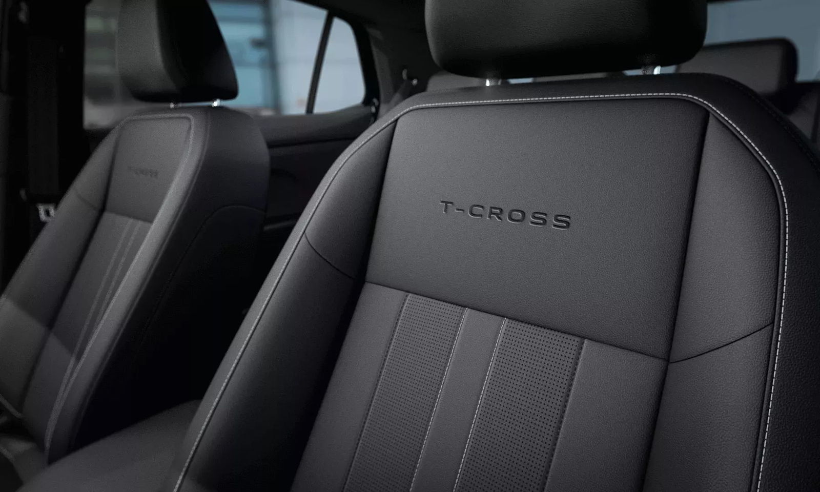 Volkswagen T-Cross — Salón: asientos delanteros con logo T-Cross