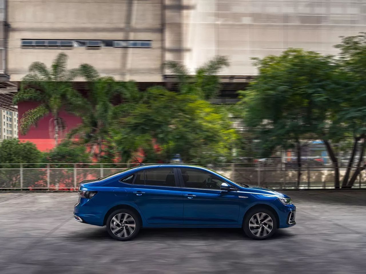 Volkswagen Virtus Trendline — Virtus azul frontal en ciudad