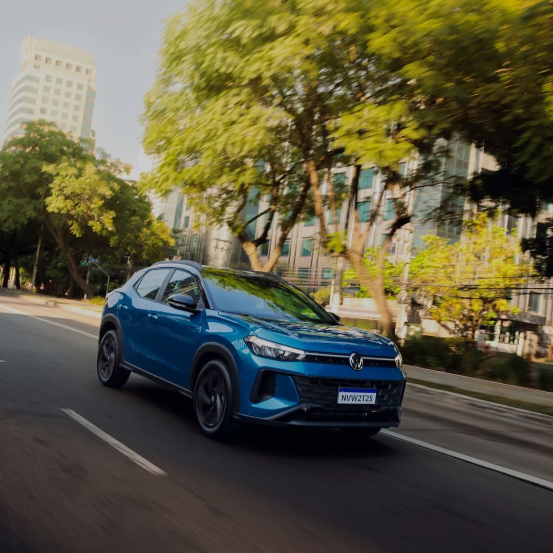 Volkswagen Tera Comfortline — Tera azul frontal en ciudad