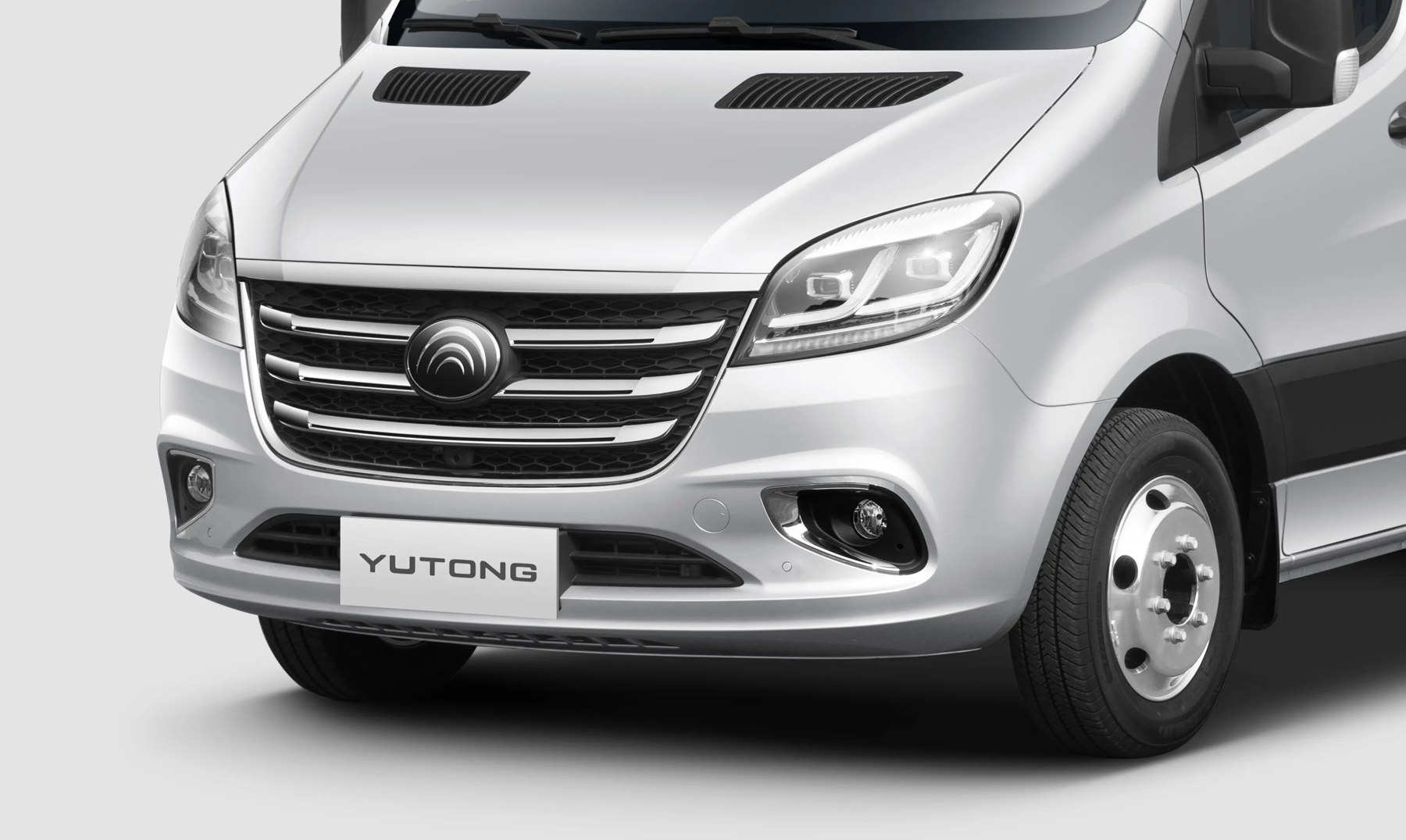 Van Yutong ZK6600DQ V6, vista frontal oficial