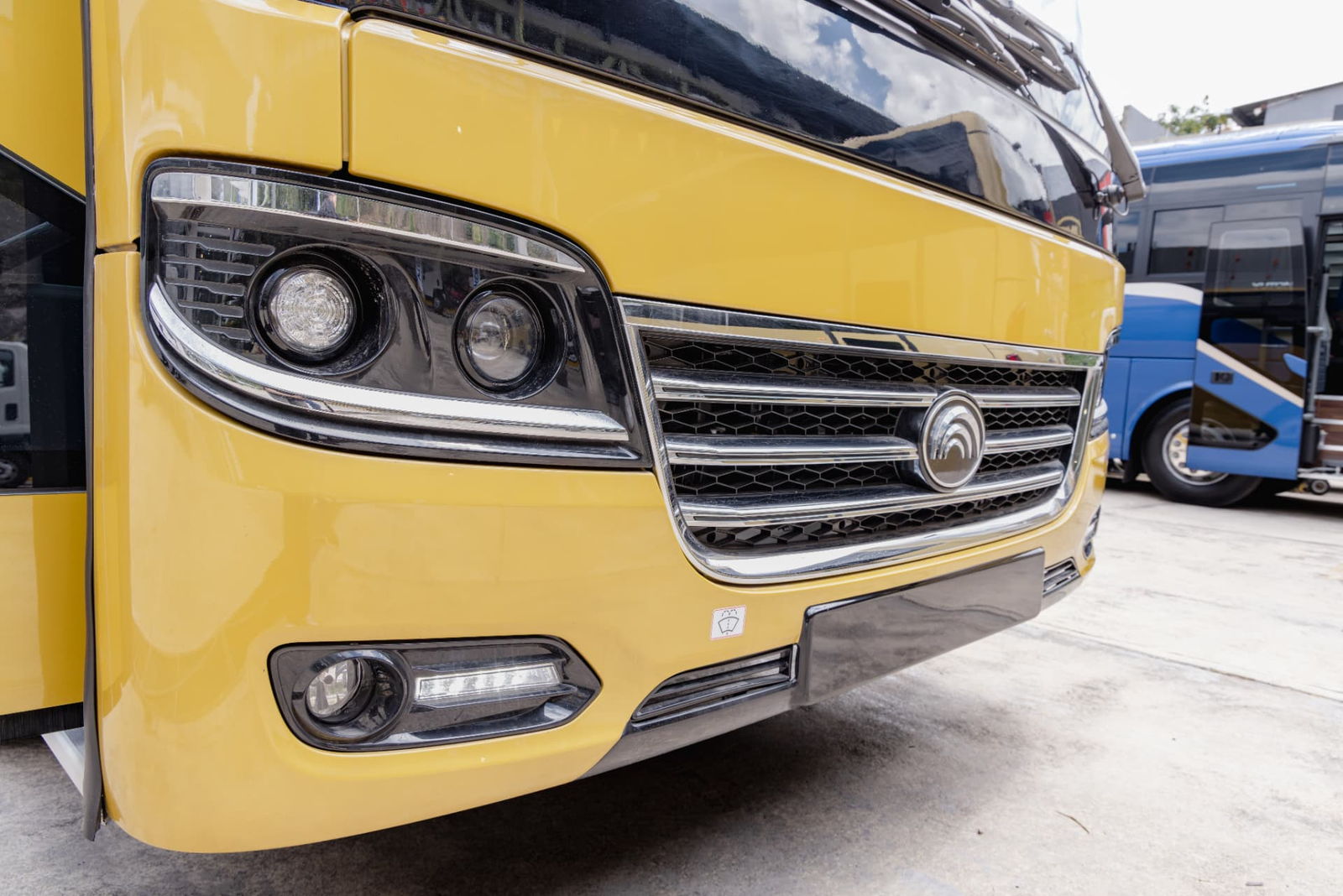 Yutong ZK6860D — Detalle de faros LED y parrilla del Yutong ZK6860D