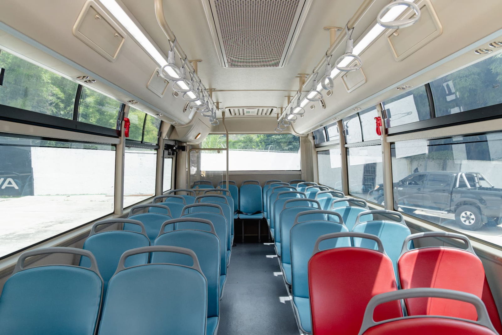 Yutong ZK6860D — Interior del Yutong ZK6860D con 31 asientos