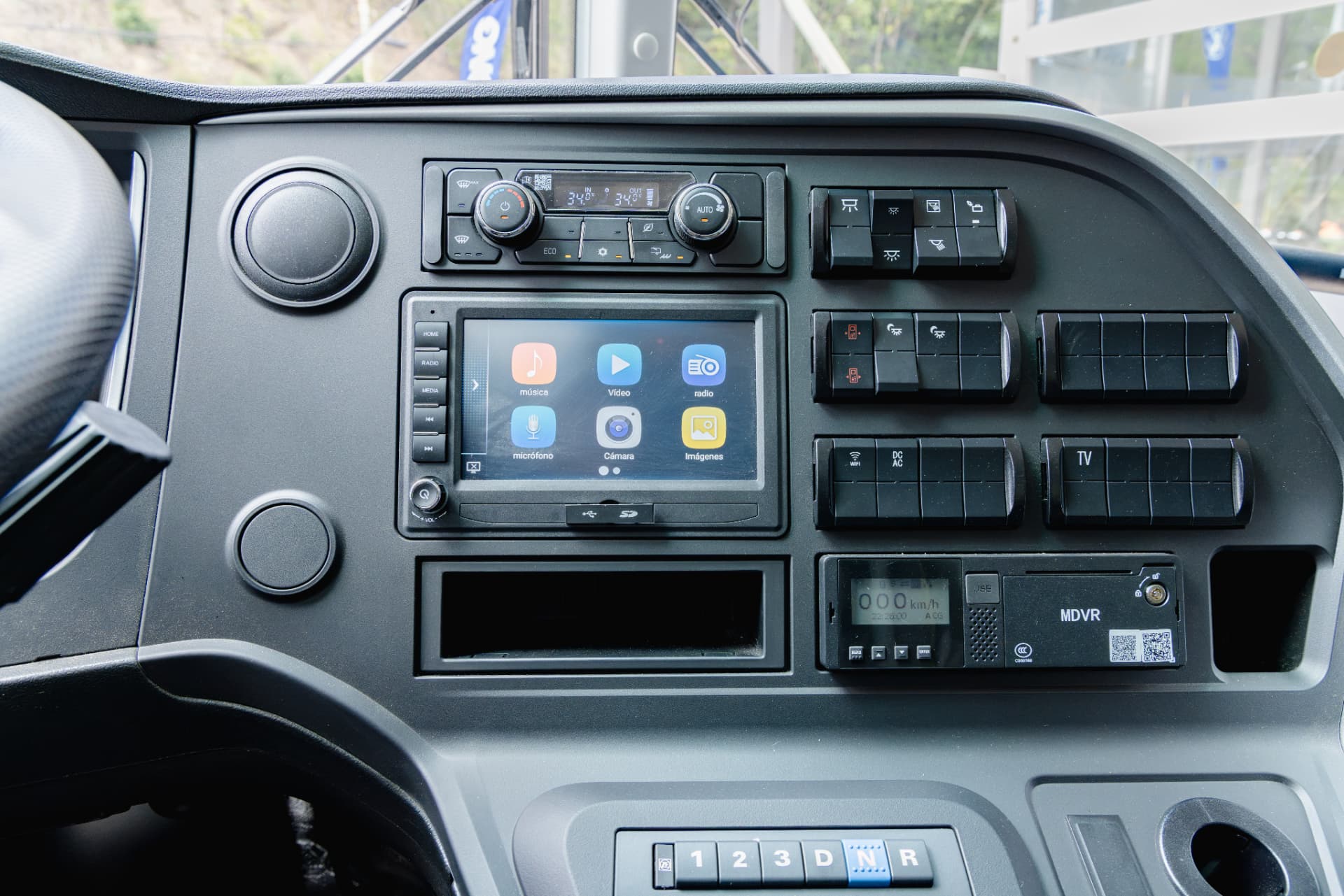 Yutong ZK6907H Automático — Cabina y selector automático del Yutong ZK6907H
