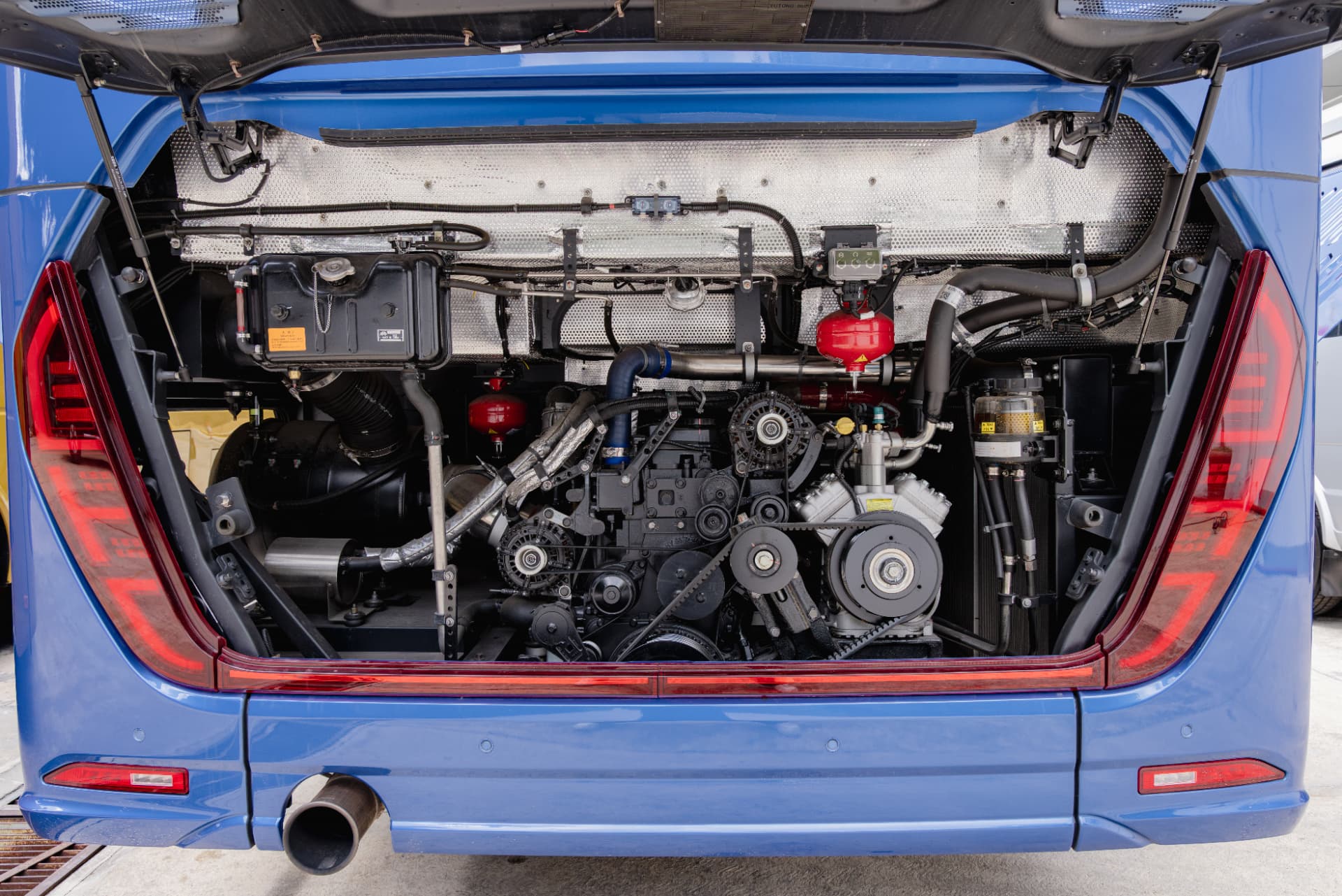Yutong ZK6907H Automático — Detalle trasero: motor Cummins del Yutong ZK6907H automático
